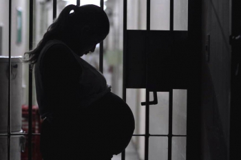 Aprovado projeto que acelera progressão de pena para mães e gestantes