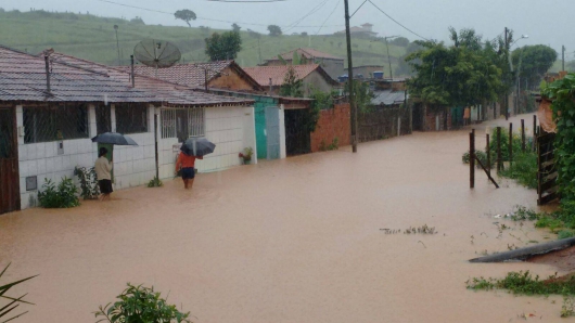Moradores do AOD Pereira deixam suas casas por causa do alagamento no bairro