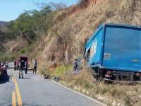 Caminhão perde freio e bate em barranco na MG-314, em Virgolândia