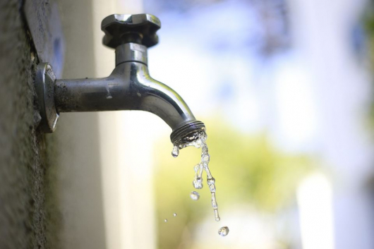 SAAE Guanhães alerta sobre aumento no consumo de água durante os finais de semana e lança campanha de conscientização