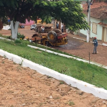 Rolo compressor cai de caminhão em Conceição do Mato Dentro