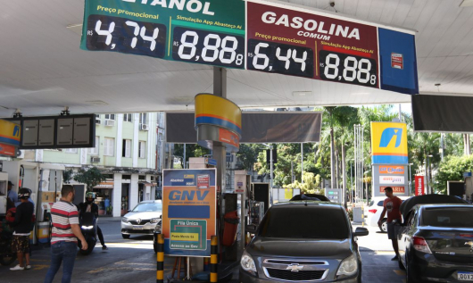 ALÍVIO PARA O BOLSO: Preço da gasolina deve cair a partir desta quarta-feira