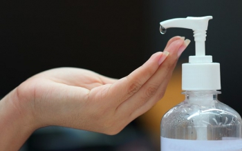 Anvisa publica lista com produtos que podem substituir o álcool 70%  Maioria dos produtos recomendados leva um tempo para que faça efeito