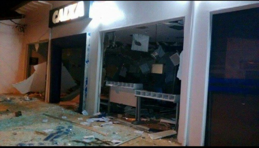 Criminosos explodem caixas eletrônicos na madrugada desta quarta-feira em Serro