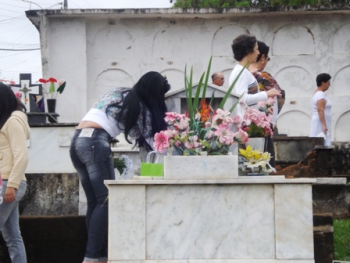 Dia de Finados: Tradicional venda de flores não anima vendedores em Guanhães