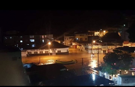GUANHÃES: Tempestade deixa famílias desabrigadas na cidade