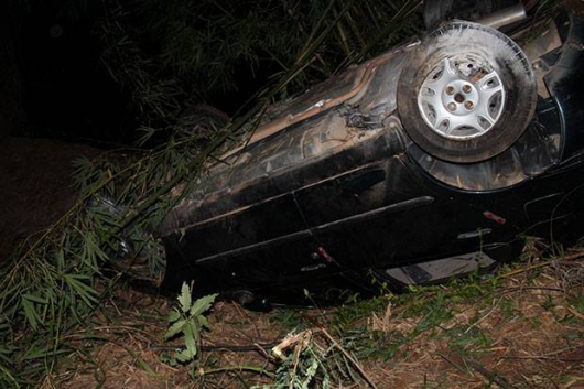 Carro com quatro pessoas despenca em ribanceira às margens de rodovia