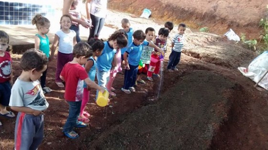 Projeto de hortas nas escolas já começou: pequenos do CMEI serão os primeiros a ter contato direto com as plantinhas
