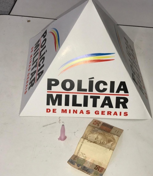 Polícia Militar realiza prisão de usuário de drogas e de traficante em Dores de Guanhães