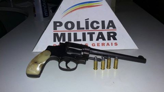 Homem é preso por porte ilegal de armas em Peçanha