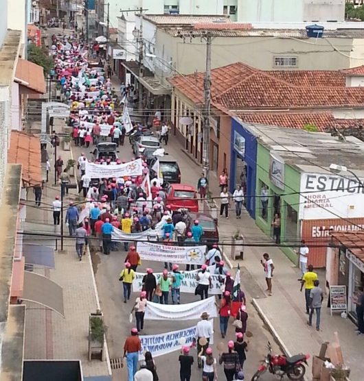 Manifestantes realizam mais um movimento contra as reformas do Governo Federal em Guanhães