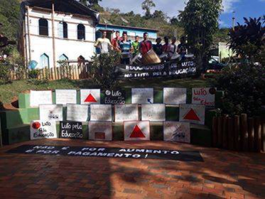 Professores da Rede Estadual de Ensino realizam manifestação em Dores de Guanhães
