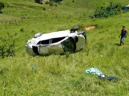 Carro capota e dois ficam feridos em estrada próxima a Ferros