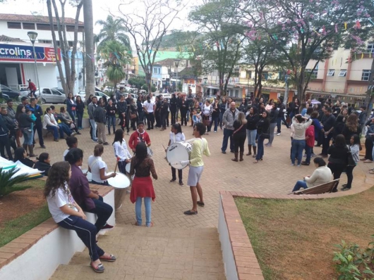 GUANHÃES: Servidores estaduais da educação realizam mais uma manifestação em protesto ao adiamento e parcelamento dos salários