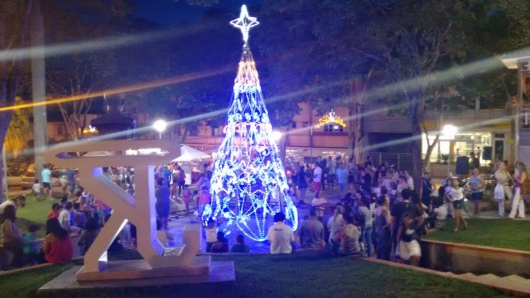 Em clima de natal, 1º dia do Circuito Odilon Behrens movimenta o centro de Guanhães
