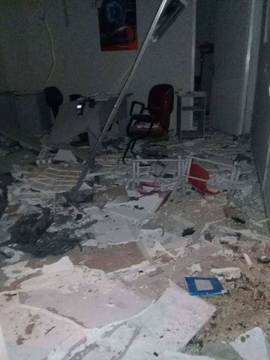 Bandidos explodem caixas eletrônicos em São José do Safira