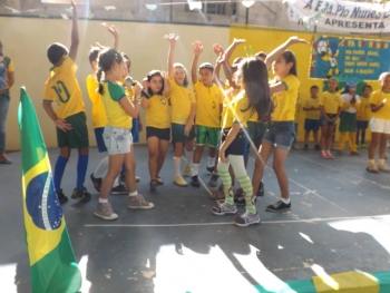 Alunos da Escola Pio Nunes Coelho fazem homenagem ao Mundial