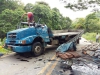 Caminhão de cimento capota na estrada que liga Capelinha a Água boa