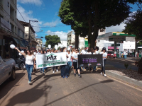 Caminhada em repúdio à violência contra a mulher reúne dezenas de pessoas em Guanhães
