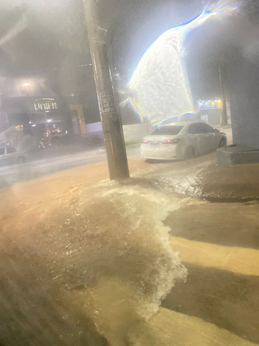 Ruas de Guanhães ficam alagadas com o grande volume de chuvas na noite desta terça-feira