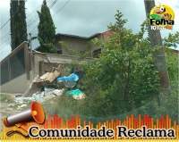 Comunidade Reclama: Moradores reclamam dos lixos jogados em lotes abandonados
