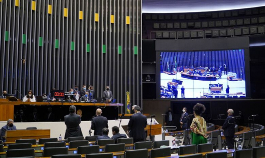 Câmara aprova MP com piso permanente de R$ 400 para Auxílio Brasil