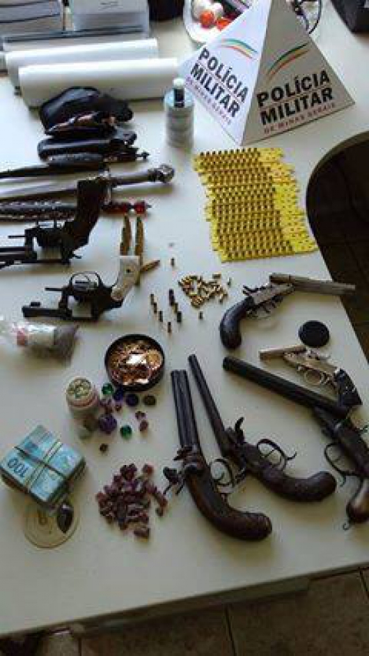 Armas e diversos produtos de furto são apreendidos pela Polícia Militar durante operação em Sabinópolis