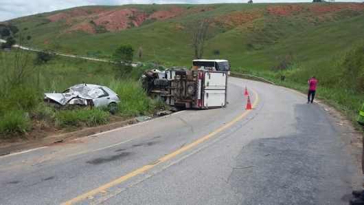 Idoso morre após carro bater contra caminhão na LMG-758, em Belo Oriente