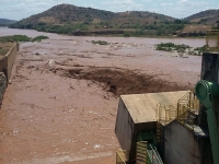 Justiça determina que Samarco abasteça Valadares com 800 mil litros de água por dia