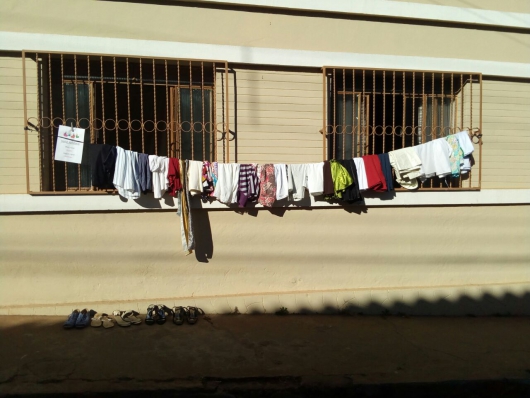 Moradora de Guanhães cria versão de varal solidário na porta de sua casa