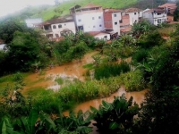 Situação do ribeirão Graipú em Guanhães assusta moradores do entorno  A redação da Folha FM foi procurada por um cidadão guanhanense na tarde desta segunda-feira (15), através da fanpage, com o intuito de reforçar uma reclamação feita já há algum tem