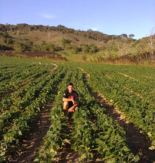 O jovem rural Deividy Victor Soares Miranda integra o grupo de jovens de Virginópolis que colheram 2.100 quilos de feijão