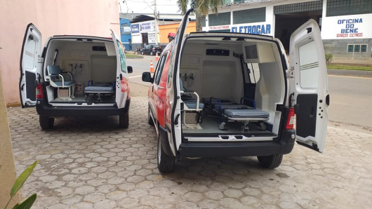 Governador entrega duas ambulâncias à Microrregional de Guanhães