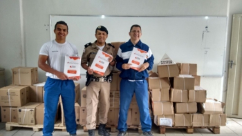 Polícia Militar distribui kits escolares em escolas de Guanhães