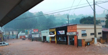 Fortes chuvas deixam estragos em Capelinha e Prefeitura suspende as comemorações do aniversário da cidade