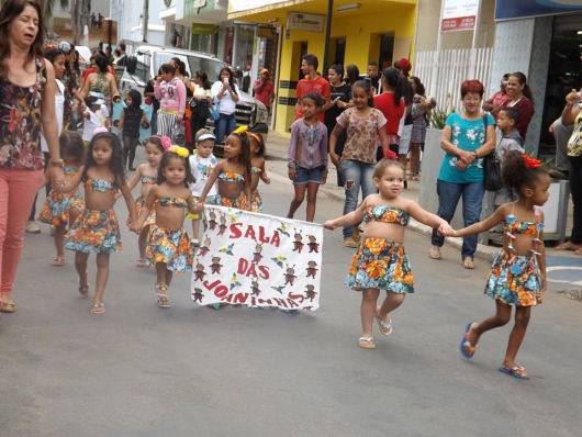 Desfile comemora a chegada da Primavera em Guanhães