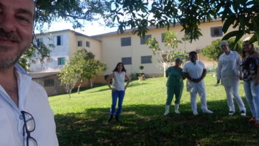 QUEM CUIDA TAMBÉM PRECISA DE CUIDADO!  Colaboradores do HIC participam de momentos terapêuticos no jardim do Hospital