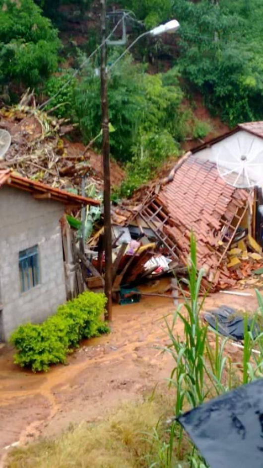 Chuvas: Casa desaba no bairro Agroder