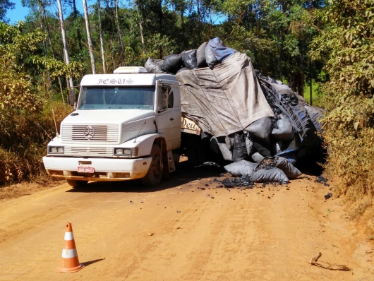 Estrada fica bloqueada após carga de carreta de carvão cair