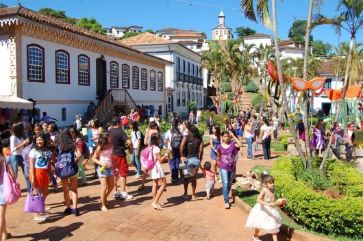 Carnaval dos estudantes enfeita centro histórico do Serro: