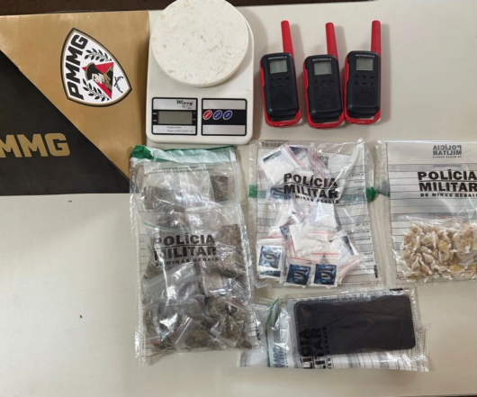 Pol&iacute;cia Militar apreende grande quantidade de drogas e muni&ccedil;&atilde;o durante opera&ccedil;&atilde;o no Bairro Alvorada, em Guanh&atilde;es