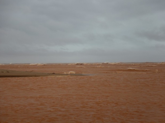 Lama da barragem da Samarco chega às praias do ES