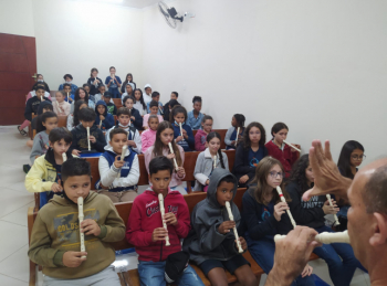 PROJETO TOCANDO O AMANHÃ: Evolução das crianças no aprendizado de música e flauta impressiona equipe pedagógica e pais