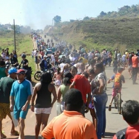 ATENÇÃO MOTORISTAS: Manifestantes interditam parte da MG -120, em Itabira