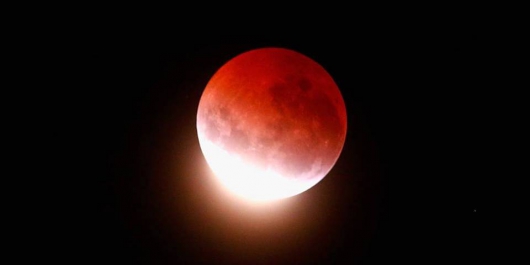 Eclipse Lunar mais longo do século poderá ser visto nesta sexta