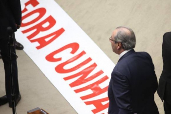 Câmara cassa mandato de Eduardo Cunha por 450 votos a favor e dez contra