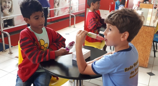 Alunos da Gustavo Coelho recebem prêmio após vencerem concurso de faixas da Campanha 18 de Maio