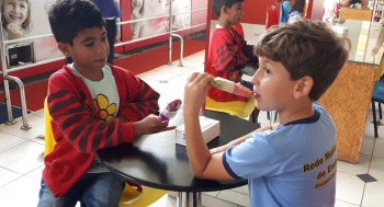 Alunos da Gustavo Coelho recebem prêmio após vencerem concurso de faixas da Campanha 18 de Maio