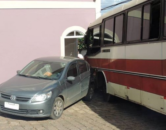 Ônibus atinge carro e bate em casa no centro de Peçanha