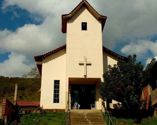 Fiéis da Paróquia Nossa Senhora Aparecida no Pito celebram a festa da Padroeira, que completa 27 anos de tradição